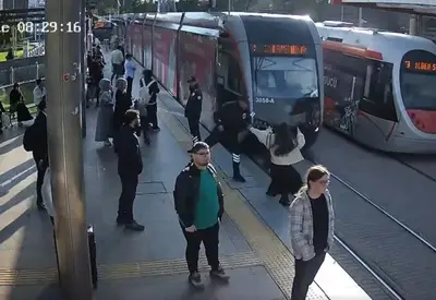 VÍDEO: mulher é salva por guarda e escapa de ser atingida por trem na Turquia VÍDEO: mulher é salva por guarda e escapa de ser atingida por trem na Turquia