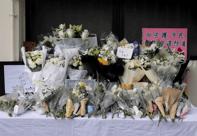 Imagem da noticia Moradores prestam homenagens às vítimas do incêndio mais mortal de Hong Kong