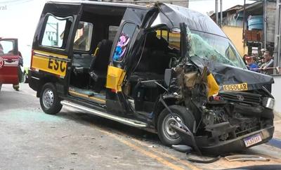 Acidente com van escolar deixa 5 feridos em SP; jovem de 16 anos ficou presa nas ferragens Acidente com van escolar deixa 5 feridos em SP; jovem de 16 anos ficou presa nas ferragens