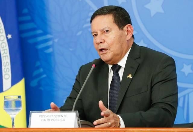 Imagem da noticia Mourão lamenta ficar fora de reunião entre Bolsonaro e ministros