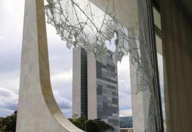 Imagem da noticia AGU pede condenação definitiva de mais 42 presos por atos de 8 de janeiro