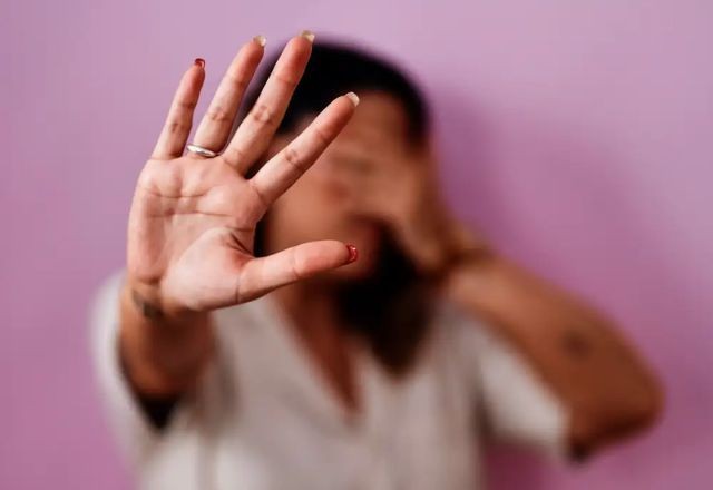 Ao menos 8 mulheres foram vítimas de violência a cada dia de 2023, diz levantamento