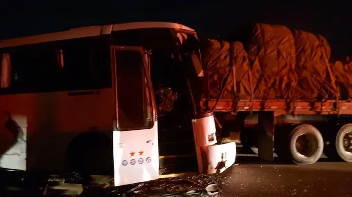 Imagem da noticia AO VIVO no Poder Expresso: Veja detalhes do acidente com ônibus universitário que deixou 12 mortos em SP