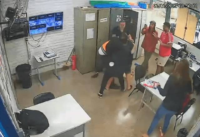 A própria filha do agressor interrompeu cena de violência, tentando dar um mata-leão no pai | Reprodução