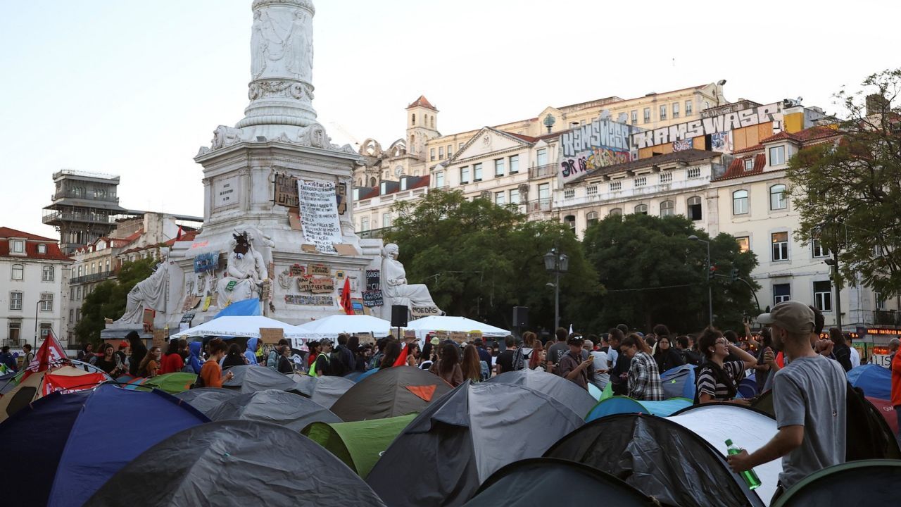 Polícia desmonta acampamentos por moradia em Portugal Polícia desmonta acampamentos por moradia em Portugal