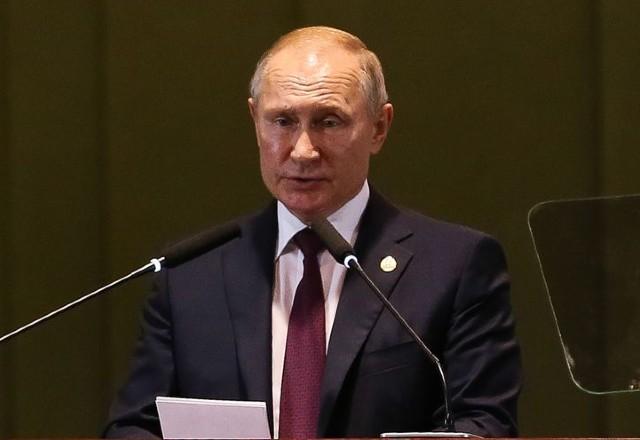 Vladimir Putin fala ao microfone (Valter Campanato/Agência Brasil)