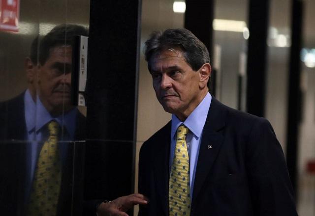 Roberto Jefferson olha para outra pessoa (Valter Campanato/Agência Brasil)