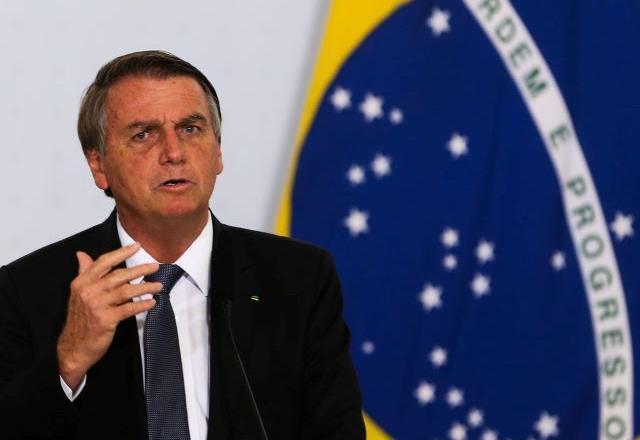 Jair Bolsonaro gesticula enquanto fala (Valter Campanato/Agência Brasil)