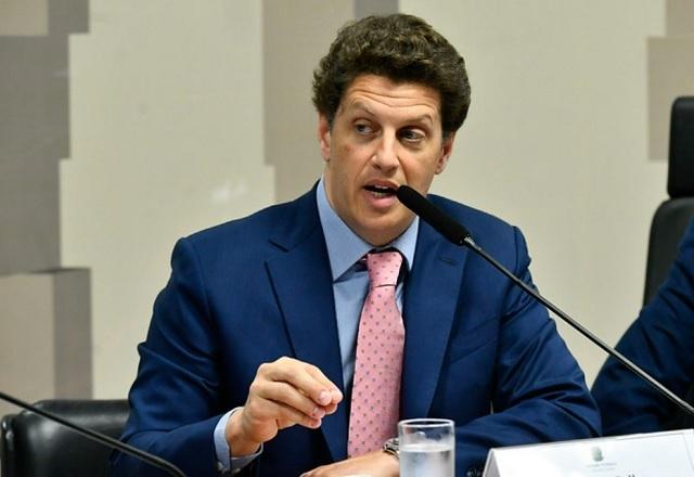 Salles diz que desistiu para a direita não sofrer derrota