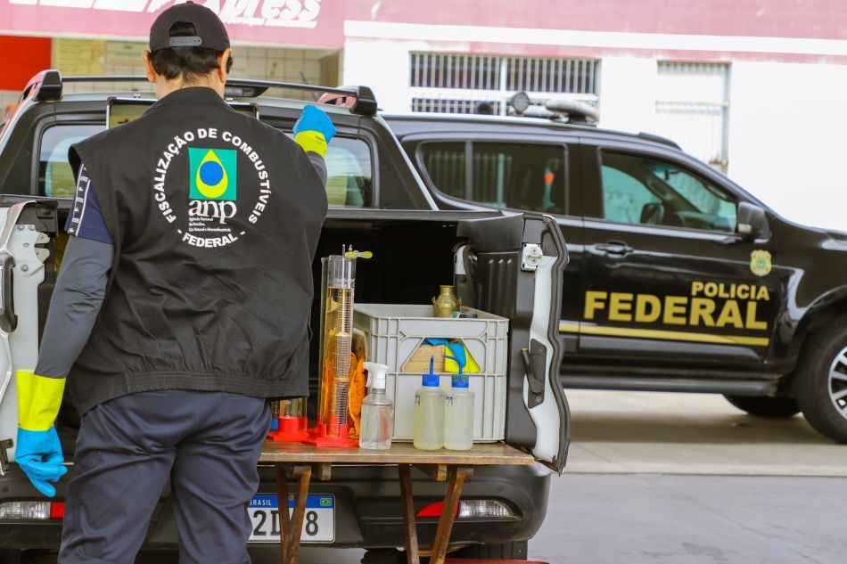 Agente da ANP durante fiscalização no Ceará | Divulgação/PF