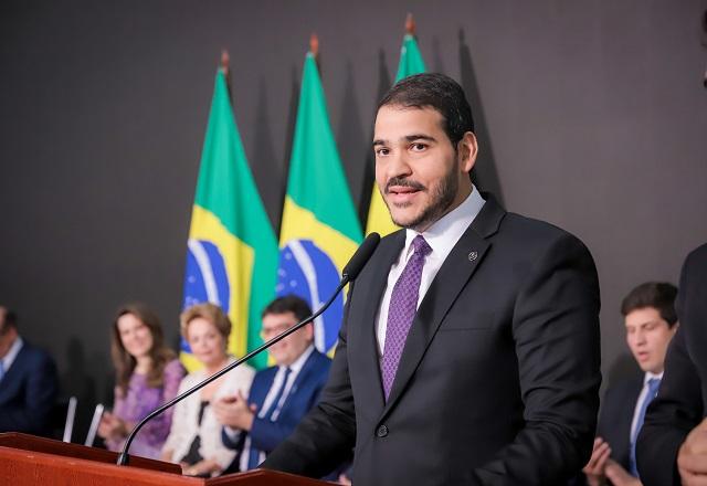 Jorge Messias falando ao microfone (Renato Menezes/Ascom AGU)