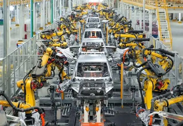 BYD fabrica vários veículos, componentes e maquinário elétrico como carros, ônibus, baterias e motores | Divulgação/BYD
