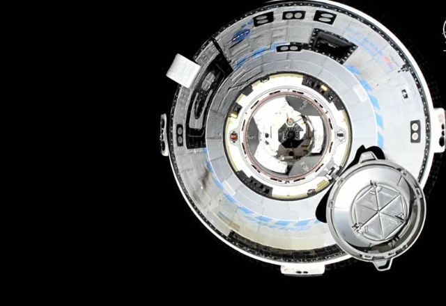 Cápsula da Boeing consegue chegar à Estação Espacial Internacional. Os astronautas vão ficar no laboratório orbital por oito dias | Boeing/Nasa/Reprodução