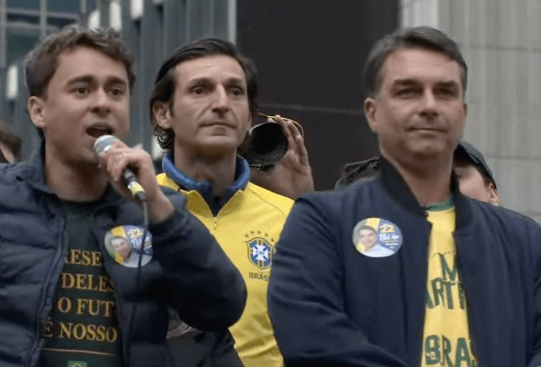 Nikolas Ferreira ao lado de Flávio Bolsonaro durante ato na Paulista | Reprodução