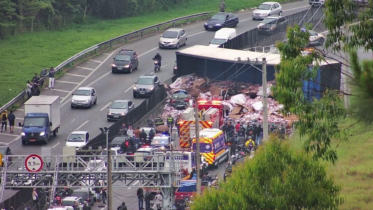Carreta derruba carga e interdita Raposo Tavares em Cotia
