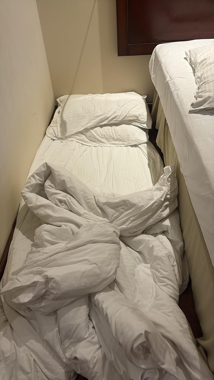Casal dormiu usando cama como proteção, por medo de explosões na janela | Imagem: Arquivo pessoal