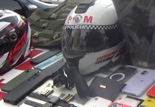 Celulares que foram recuperados pela polícia após prisão de suspeito de praticar arrastão contra pedestres