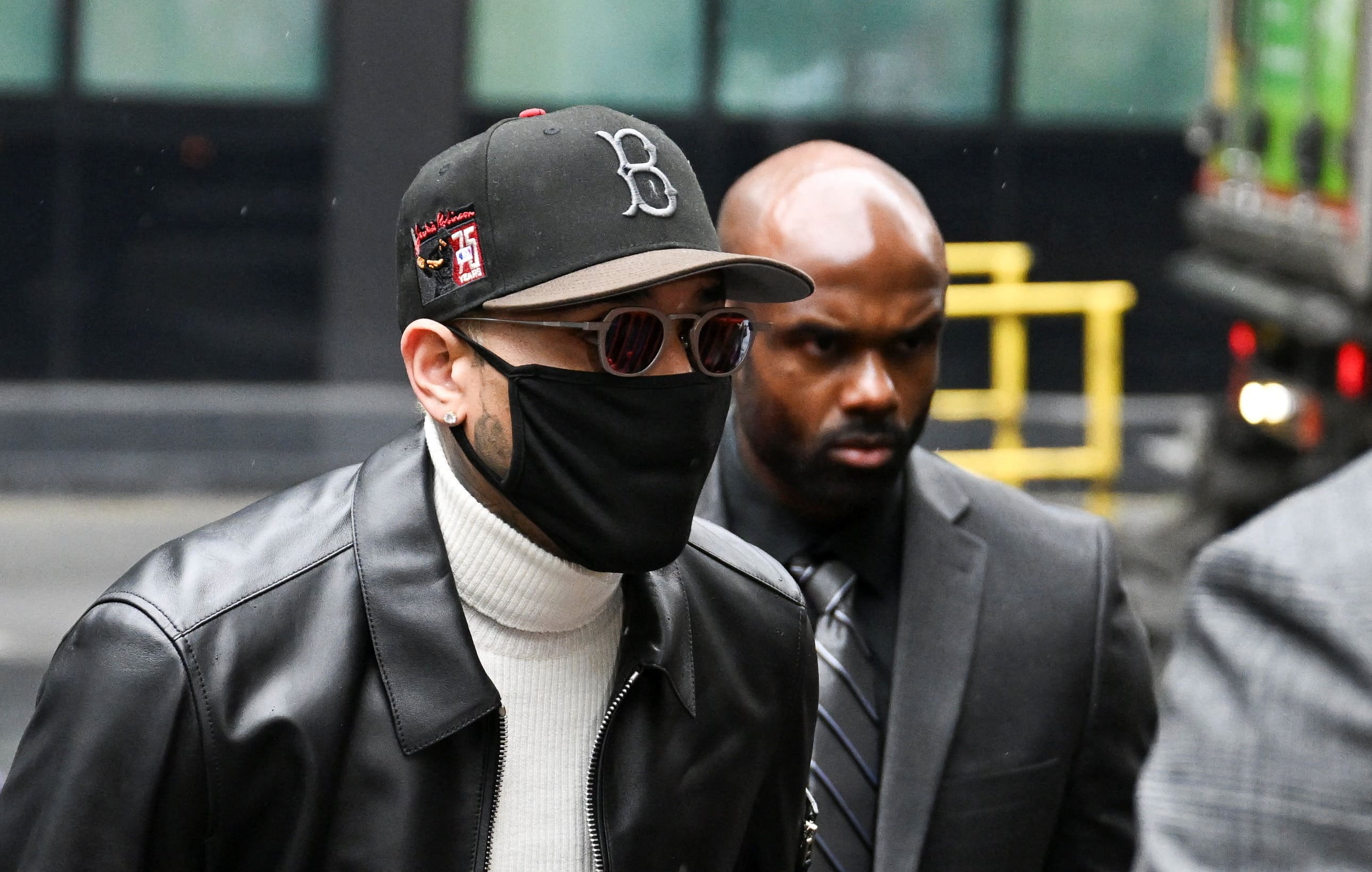 Chris Brown na chegada a tribunal em Londres nesta segunda (26) | REUTERS/Chris J Ratcliffe