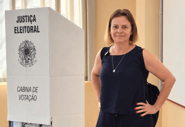 Delegada Maria Corsato (União) vota em local de votação em Santo André no primeiro turno das eleições de 2026 | Foto: Reprodução/Instagram/@delegada.mariacorsato - 04.10.2026