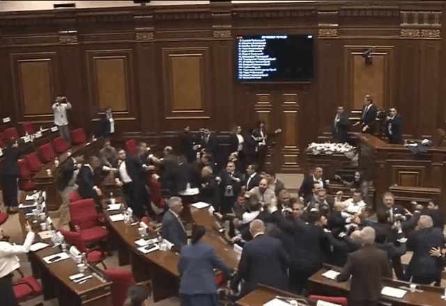 Parlamento tem briga com socos, chutes e cadeirada — Armênia