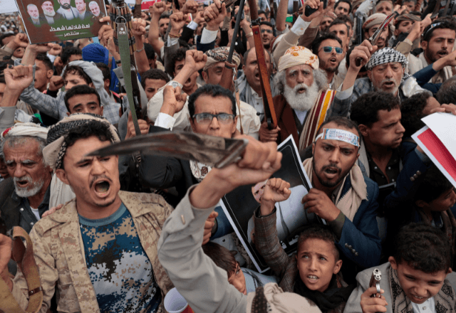 Apoiadores dos houthis se manifestam contra restrições impostas pela coalizão liderada pela Arábia Saudita às áreas controladas pelos houthis, em Sanaa, no Iêmen | Foto: Khaled Abdullah/Reuters - 17.07.2026