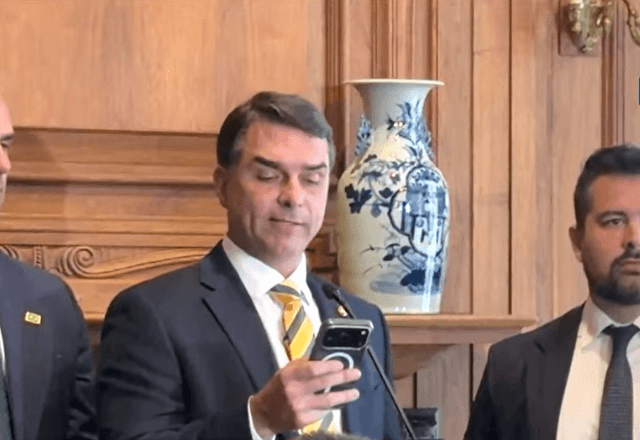 Flávio Bolsonaro participa de coletiva de imprensa após reunião com o presidente dos EUA, Donald Trump | Foto: Reprodução/Jornal do SBT News - 26.05.2026
