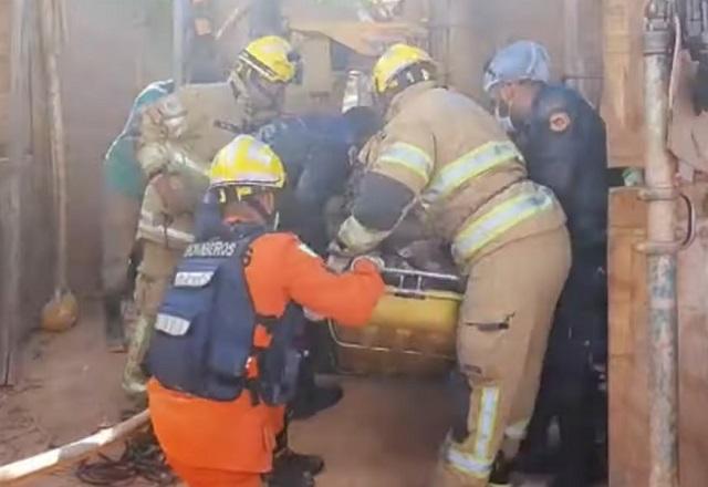 Corpo de bombeiros resgata homem ferido em obra