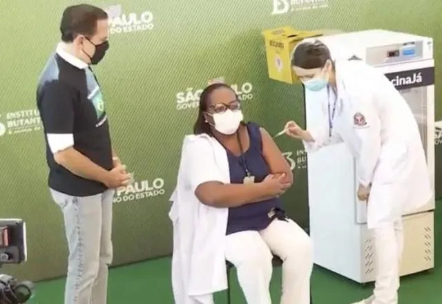 Monica Calazans foi a primeira brasileira a ser vacinada contra Covid-19 | Reprodução/redes sociais
