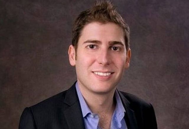 Eduardo Saverin botou dinheiro do próprio bolso para fazer o Facebook crescer. Ele brigou com Zuckerberg na justiça e é um dos acionistas da Meta | Reprodução