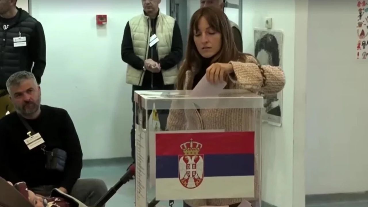 Sérvia também realiza eleição neste domingo (25)
