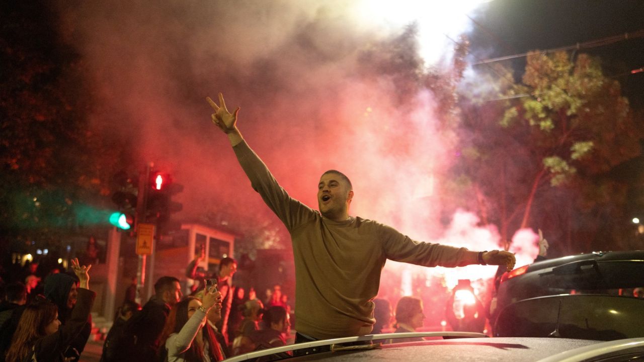 Eleitores celebram derrota de Aleksandar Vucic em Belgrado | Uros Arsic/Reuters