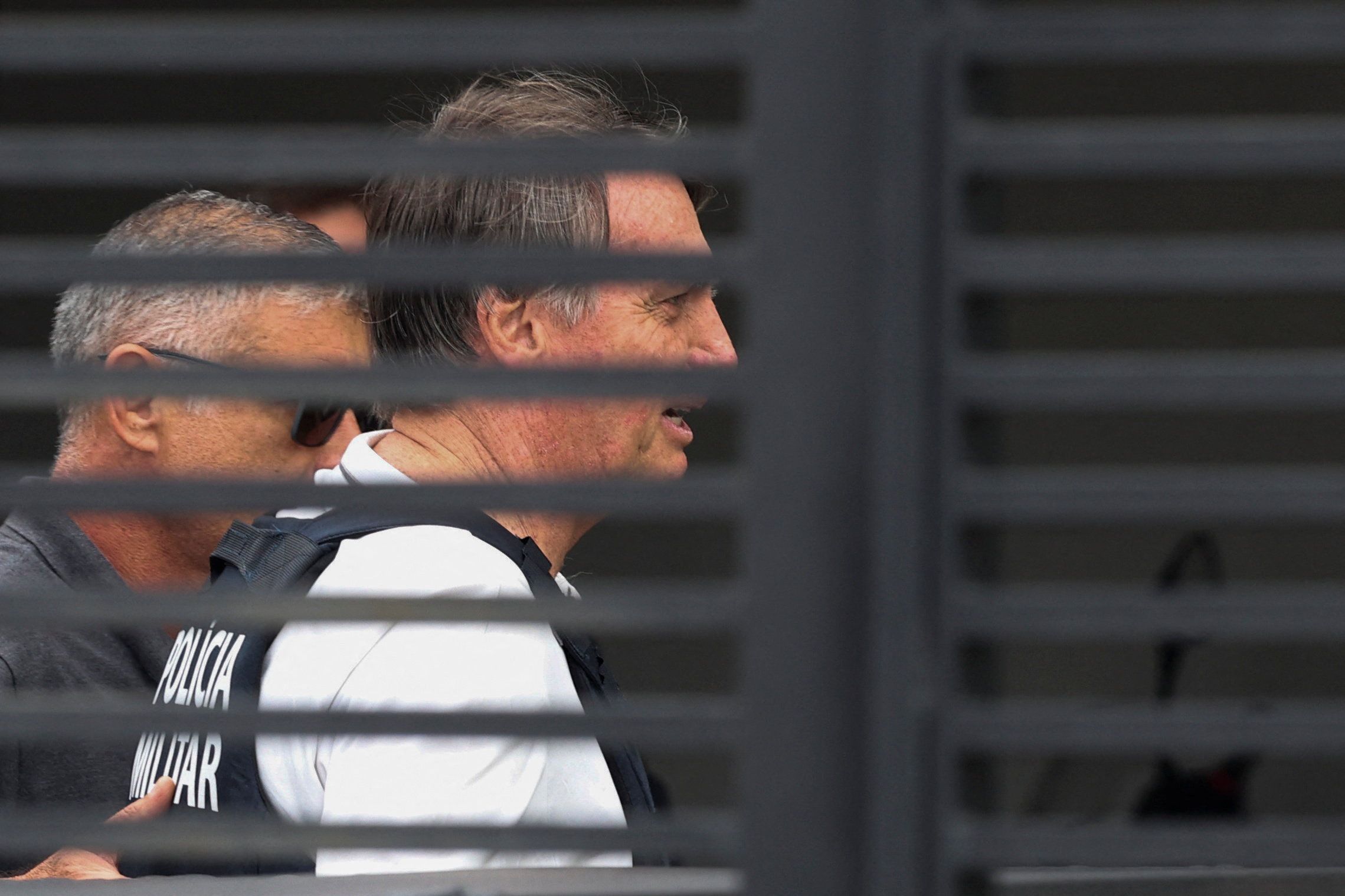 Ex-presidente Jair Bolsonaro chega à sua casa em Brasília para cumprir prisão domiciliar após receber alta hospitalar | 27/03/2026/Reuters/Adriano Machado