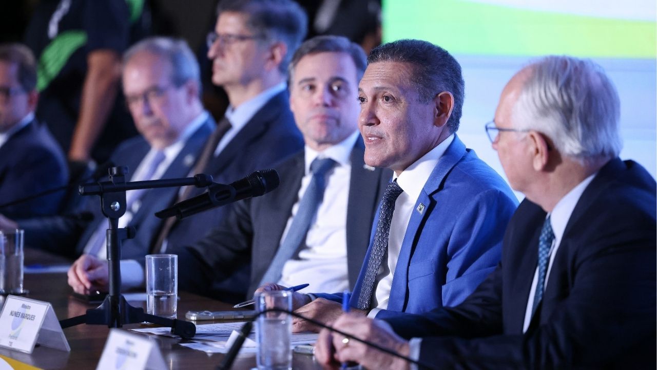 Ministros de Bolsonaro divergem sobre veto ao WhatsApp Ministros de Bolsonaro divergem sobre veto ao WhatsApp