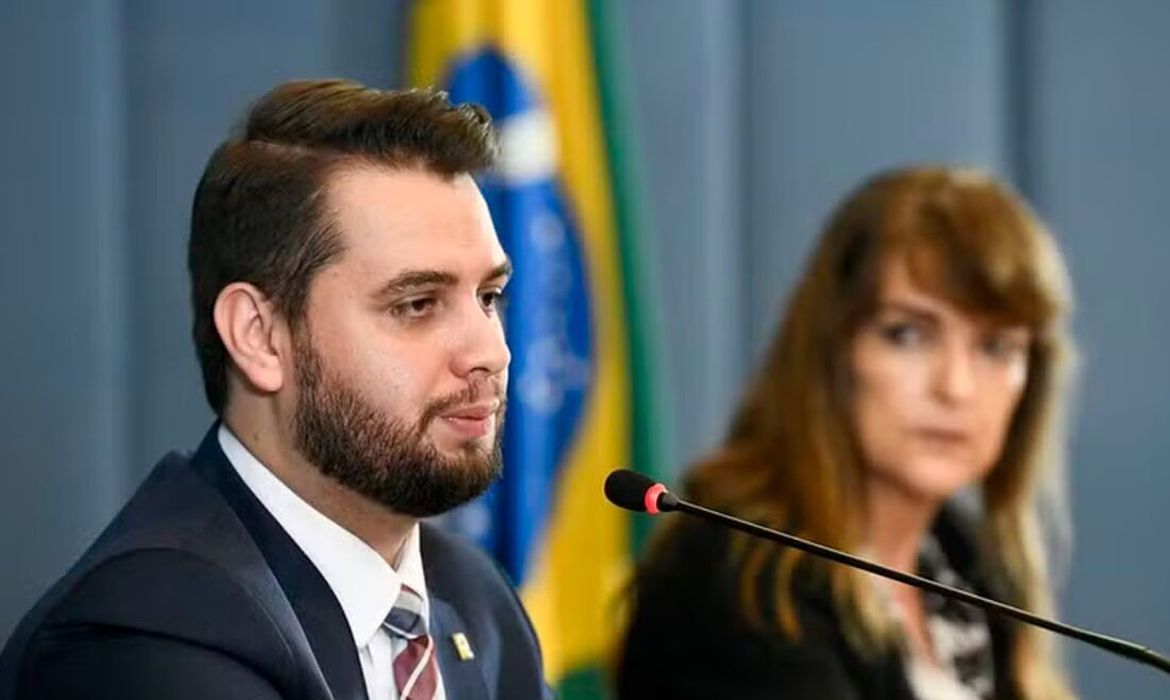 Após suposta fraude, Filipe Martins quer revisão de pena