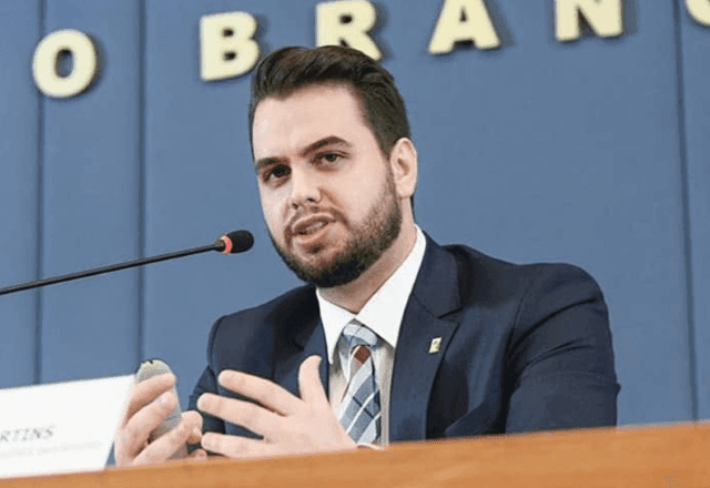 Filipe Martins, ex-assessor de assuntos internacionais do ex-presidente Bolsonaro (PL) | Reprodução/Facebook.