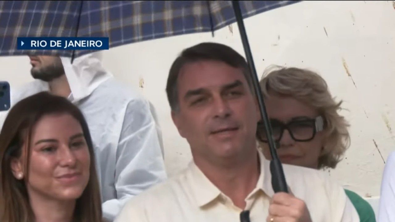 Flávio Bolsonaro (PL-RJ) fala à imprensa após votar com a esposa, Fernanda, no Rio de Janeiro | Reprodução/SBT News