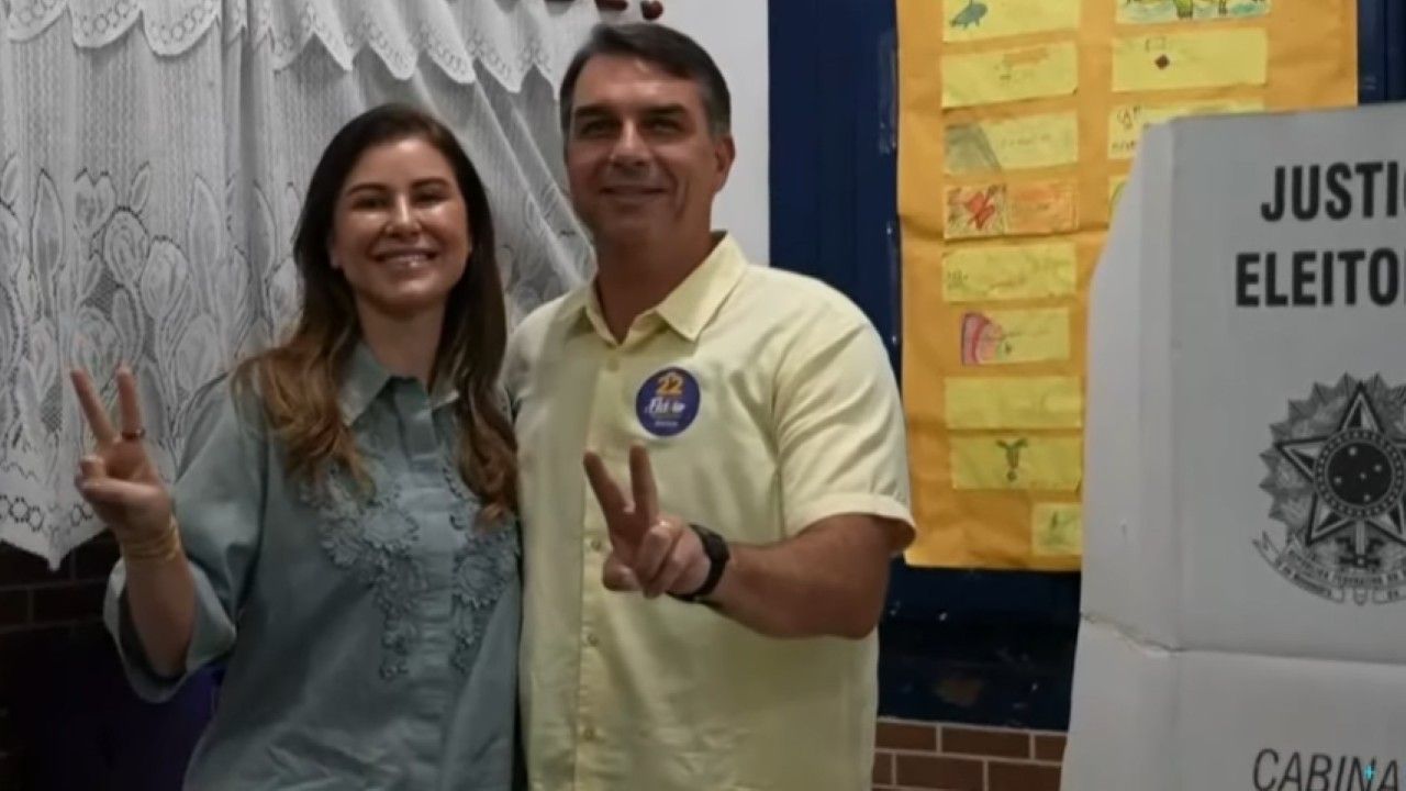 Flávio Bolsonaro (PL-RJ) vota com a esposa, Fernanda, no Rio de Janeiro | Reprodução/SBT News