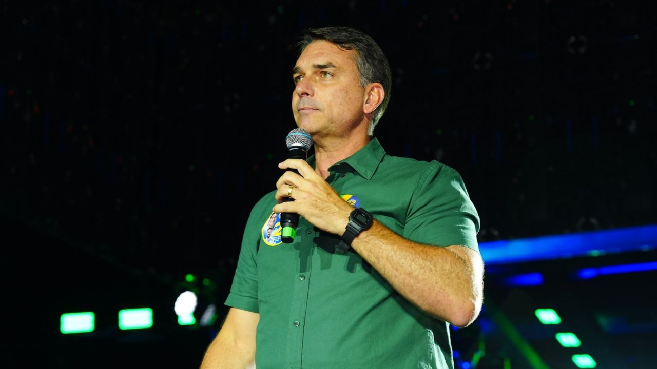 PF intima Flávio Bolsonaro a entregar passaportes