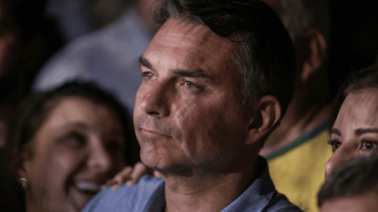 Autoridades rebatem carta golpista de Flávio Bolsonaro Autoridades rebatem carta golpista de Flávio Bolsonaro