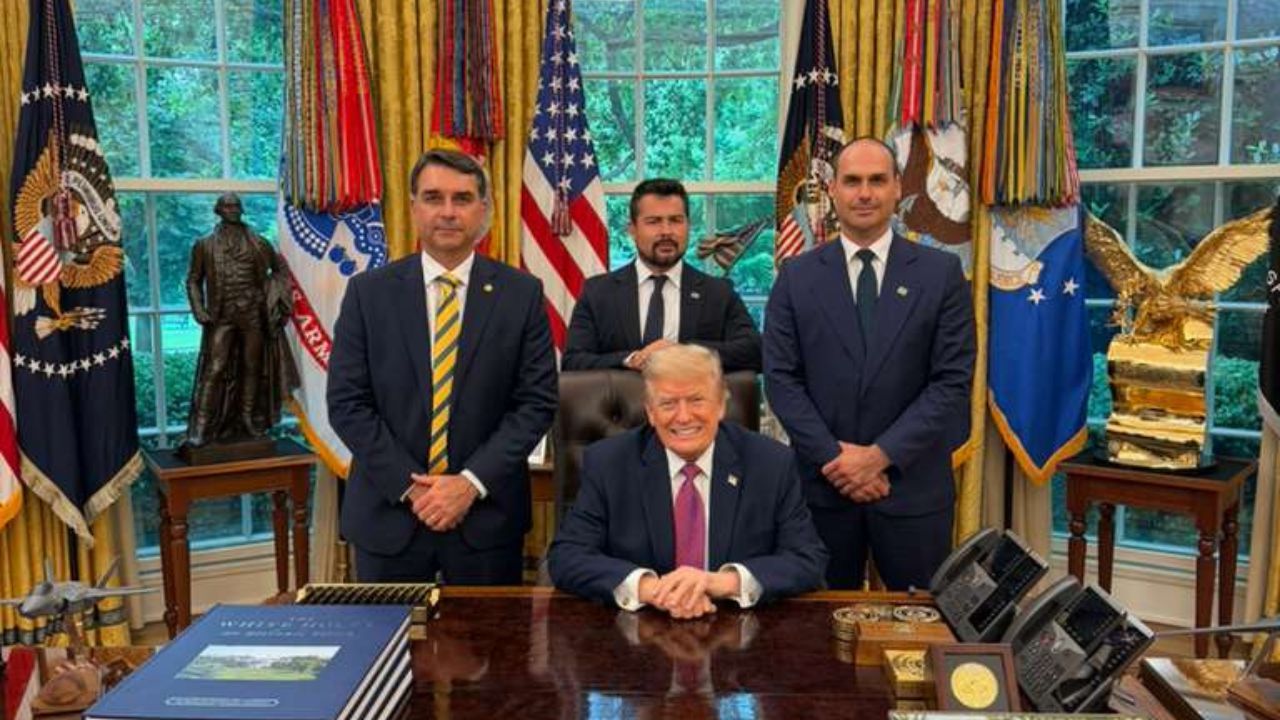 Flávio e Eduardo Bolsonaro em encontro com Trump | Divulgação