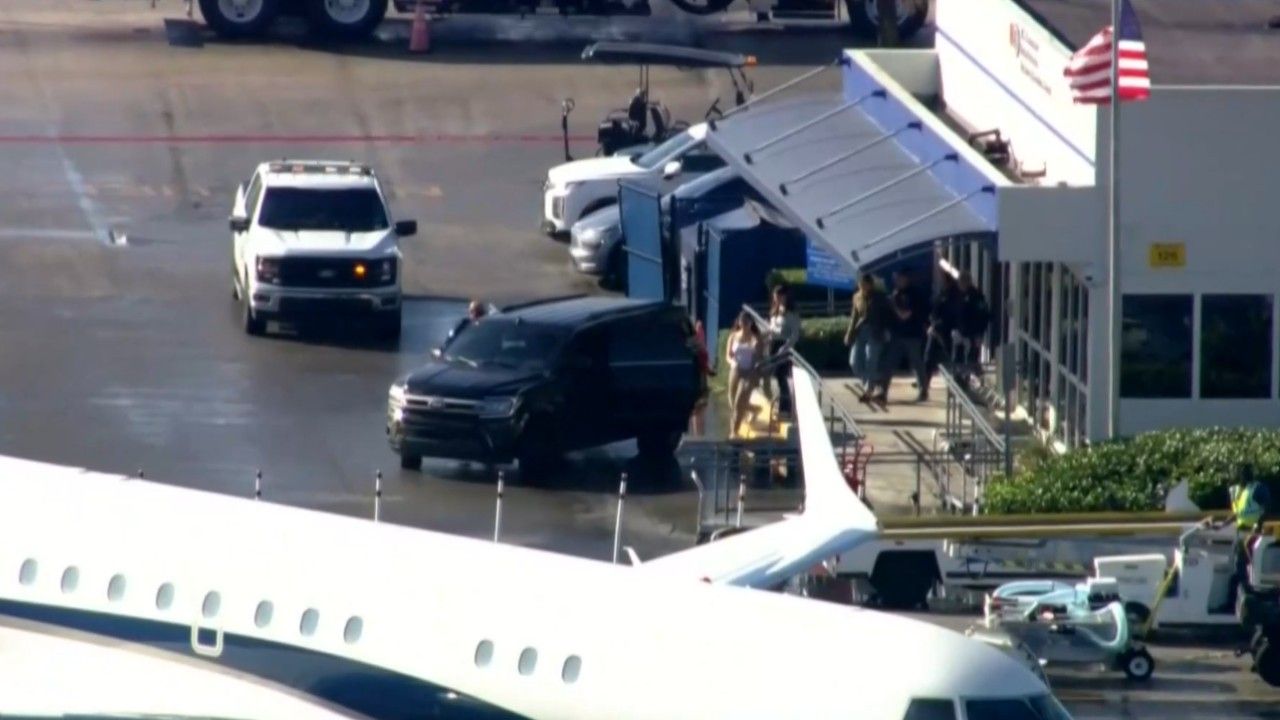Flávio e família entram num carro em aeroporto privado de Miami, nos EUA | Reprodução/Reuters