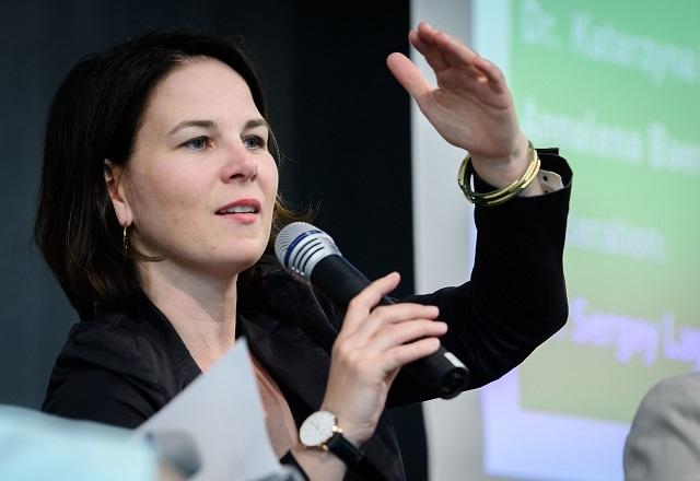 Annalena Baerbock fala ao microfone (Heinrich-Böll-Stiftung/Flickr)