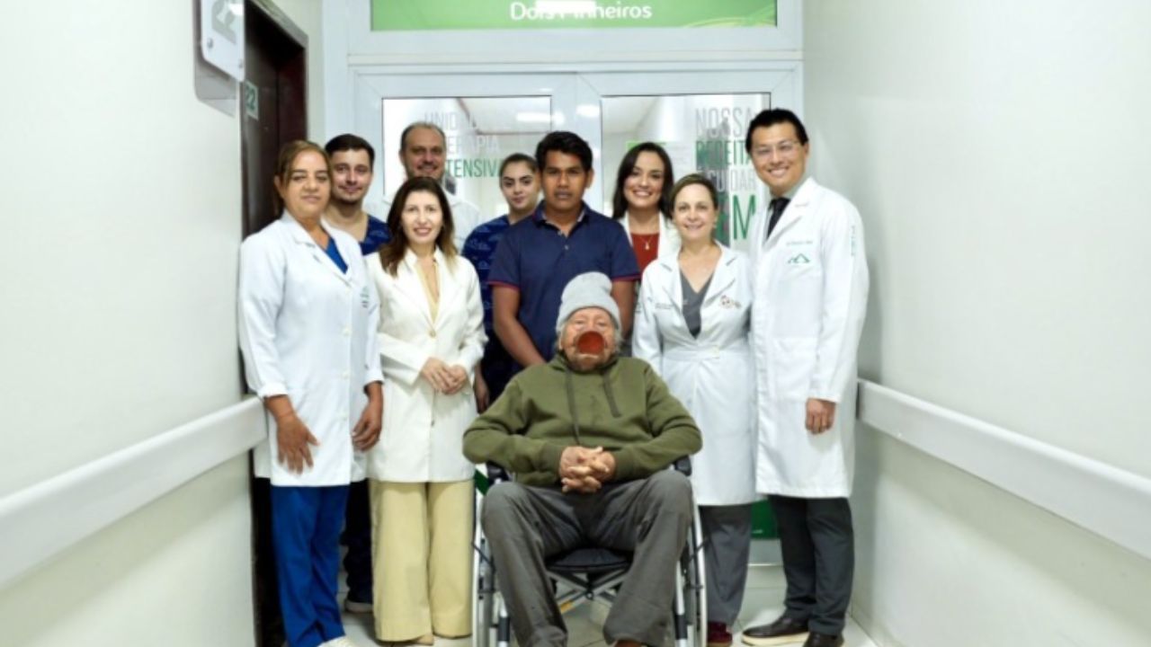 Foto da equipe médica com Raoni após o líder indígena receber alta, em maio deste ano | Reprodução/Hospital Dois Pinheiros