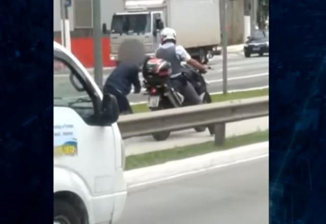 Homem algemado é arrastado por policial em moto
