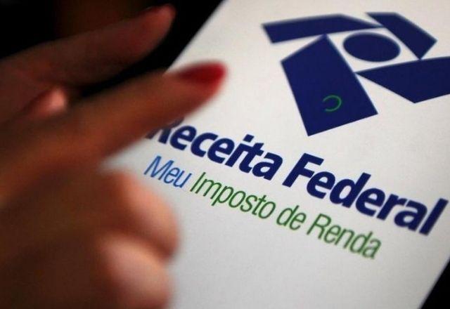 Imagem de alguém acessando o serviço online de Imposto de Renda