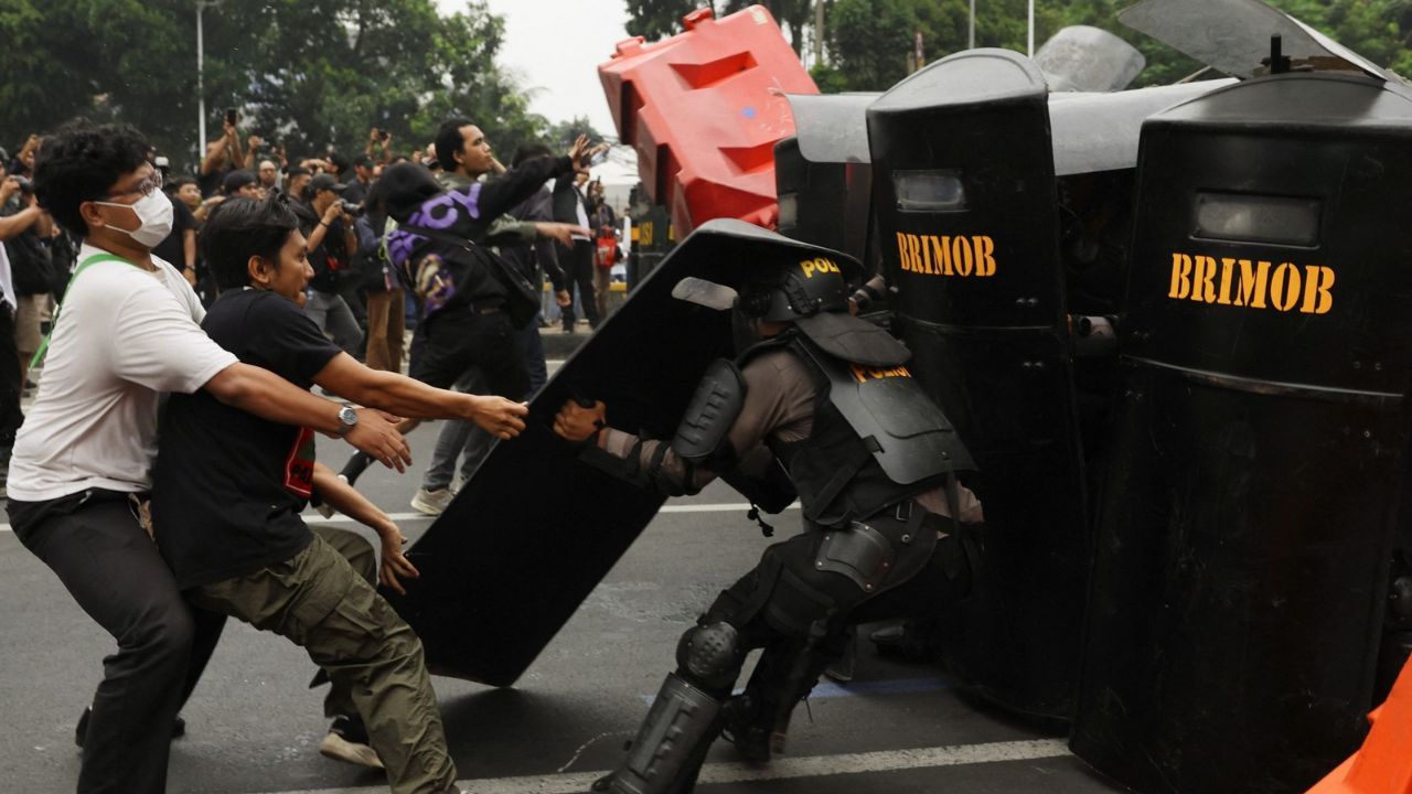 Jovens protestam contra presidente da Indonésia