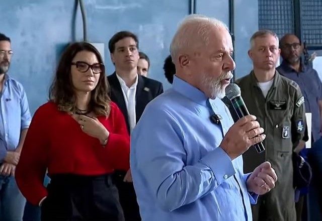 Janja e Lula na recepção de voo da FAB em São Paulo | Reprodução/YouTube