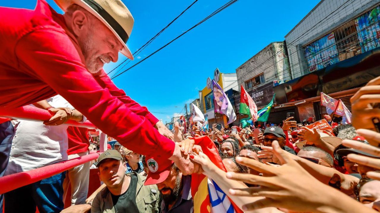 Lula vai à casa de eleitores e grava sobre alta de alimentos