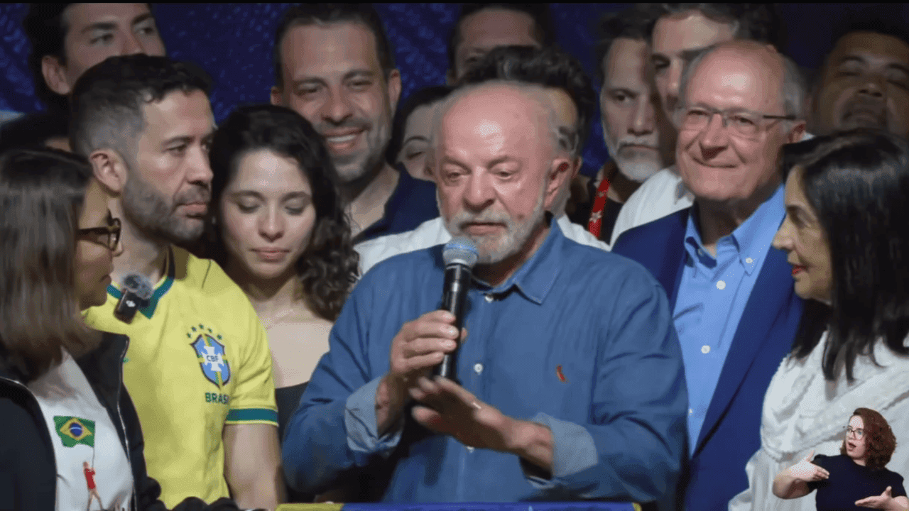 Após vitória, Lula discursa e defende regulação das redes