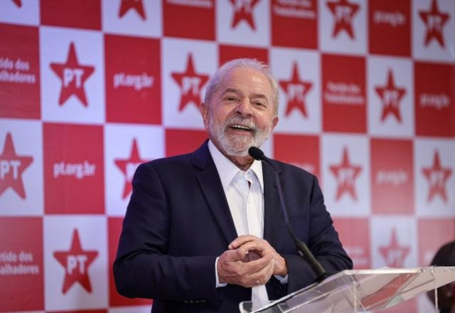 Lula fala ao microfone (Ricardo Stuckert)
